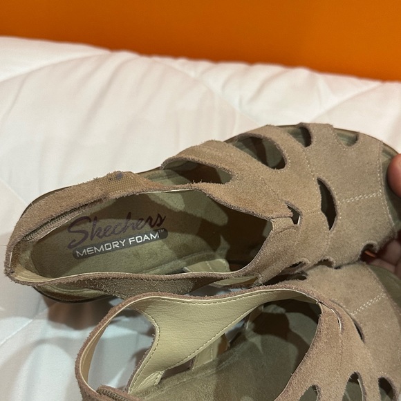 NEW Skechers Tan Suede Women's Sandals size 6 - Picture 2 of 10